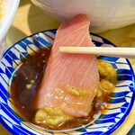 金太郎 - ワサビ醤油を付け