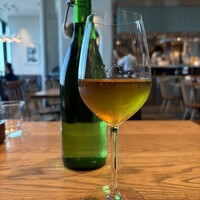 AWkitchen figlia 渋谷スクランブルスクエア - グラスでいただいたオレンジワイン