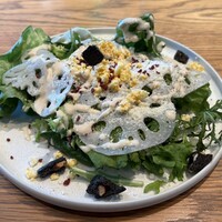AWkitchen figlia 渋谷スクランブルスクエア - 蓮根と有機野菜のシーザーサラダ