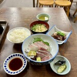 金時食堂 - 鯛とカンパチの造り、蛸と里芋の煮物、ごはん小、みそ汁、茄子と胡瓜の漬物、お茶。