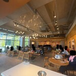 スターバックスコーヒー 都立明治公園店 - これ2階。奥左側にトイレあり。