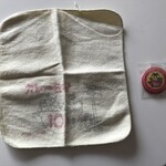 カレー気分 - 使い込んだ10周年記念のハンカチと20周年記念の缶バッチ