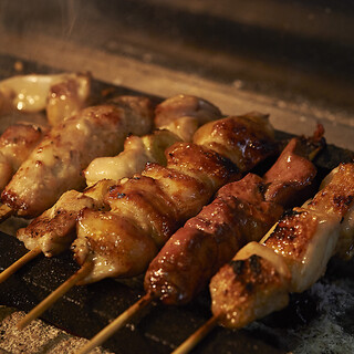 こだわりの紀州備長炭で焼き上げる自慢の炭火焼き鳥もご堪能あれ