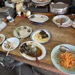 惣菜 田中 - 惣菜はバイキングスタイルです。