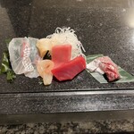 寿司・割烹 鈴政 - 刺身盛り合わせ（アジ、赤身、中トロ、甘エビ、西バイ貝、鯛）