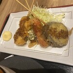 すし居酒屋 湊 - 左にある海老の串揚げ、美味し‼︎
            ナスのフライもトロットロで超美味し