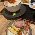すし居酒屋 湊 - 酢飯、盛り盛り
            上にのってた刺身、積んでしまったけど
            ブリかな?カンパチかな?ソレと鯛もありました♡