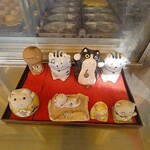 たこやきの明和 - 招き猫たくさん