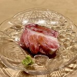 すしやのたい悟 - メジマグロ炙り。15キロもので脂乗り抜群！たっぷり山葵が合いますね♬.*ﾟ