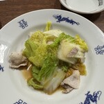 邑楽亭 - お通し(豚肉と白菜をラーメンスープで湯掻いたもの)2人前