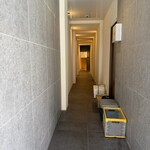 冨すし - 入口までの通路