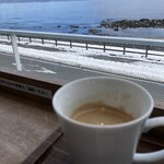 カフェ イソミ テラス - 氷見方面は晴天なのに