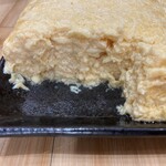 卵かけめし 肉すい専門  やまや - だし巻き玉子（450円）
      こりゃなかなか減らない