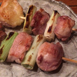 鶏一途 - 追加。ねぎ身。上が雌で下が雄（各２５０円）。