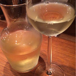 鶏一途 - オーストリアの白をカラフェで（１５４０円）。