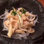 鶏一途 - 定番のお通し。鶏皮ポン酢。