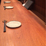 鶏一途 - 席間もカウンターの奥行もゆったりめになってました。