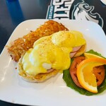Boots & Kimo's Homestyle Kitchen - エッグベネディクト　$22.95