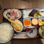 魚がし食堂　中央市場店 - お刺し身と銀だら西京焼き定食
