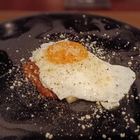 代官山鉄板ゆうり - 国産ホワイトアスパラの鉄板焼き自家製和牛ミートソースのビスマルク風～島根県産彩り天佑卵