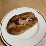Pane Ho Maretta - 鶏肉のコンフィ×きいちごフロマージュ バルサミコソース ¥420