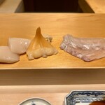 鮨 はしもと - 平目　青柳　ほのかな磯の香りと食感が嬉しい　帆立　北海道野付産天然帆立　特大サイズに弾力感もあり　甘みと旨みがあふれます