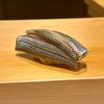 鮨 はしもと -  小肌　天草産　２枚重ねで厚みもあり舎利とのバランスはさすが