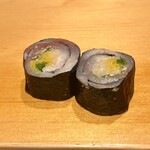 鮨 はしもと - 鯖海苔巻　綺麗に巻かれた締め鯖にガリ、沢庵、大葉、海苔と異なる食感と味わいが広がります