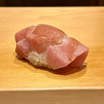 鮨 はしもと - トロ　香りよく口に残るうまみをいつまでも楽しみたい