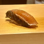 鮨 はしもと - 鱒　釧路　藁燻して漬け　皮目は香ばしく身はトロリと溶けていくチーズのよう