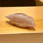 鮨 はしもと - 春子鯛　昆布じめ　柔らかく旨みあふれる春子鯛いいですね〜