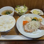 キッチン ブルー グローブ - 豚ロースソテー　トリュフ塩仕立て白髪葱添え