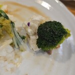 キッチン ブルー グローブ - 最後はブロッコリーを添えて