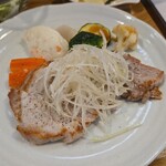 キッチン ブルー グローブ - 豚ロースソテーのアップ