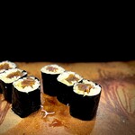 鮨 難波 - 難波さん謹製、山葵たっぷり干瓢巻き。 そのままだと涙が出ますが、添えられたオリーブオイルをくぐられて食べると、あら不思議、尖った辛味が消えて香りが抜けるいい感じの旨い巻物に変身。