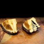 鮨 難波 - シイタケ。 ちょっと変りダネで江戸前的ではありませんが、ふっくらと炙られたこれはイノシン酸の旨味の塊。 ブシャーっと天然の旨味がほとばしる、旨けりゃいいじゃん的鮨。 事実、軽く塗られたこんがり醤油で旨さ爆発です。