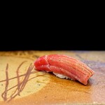 288097839 - 中トロ。 脂がのってきて十分な旨味。 酸味と香りが少し弱いのは小型のせいかな。 江戸っ子が大好きなマグロのドバドバっとした脂が苦手な僕にはちょうどいい。 旨いですよ。