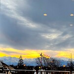 鮨 難波 - 朝一の便で羽田に帰るために６時前に着いたら、空港、まだ空いてません。 閉まった空港って初めてです。 陽が昇り始めた立山連峰。 美しいです。