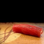 鮨 難波 - 赤身。 富山産のまぐろは、位置的にかな、大きく育つ前で赤身も脂も弱いんですが、それでも、近海ものだけあって、舌触り、香りが上品です。