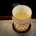 鮨 難波 - 骨の出汁。 これでお終い。 名残惜しいですが、これまでの魚たちの協演をこれにてきれいにリセットします。