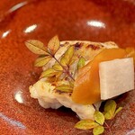 288097880 - アマダイとカラスミ。 あー、こういうのはヤバい。 焼き魚の帝王、アマダイ。 酒肴ヒエラルキー位階第3位のカラスミ。 これは一番酒が進むやつ。 気づいたら、眼の前からアマダイが消えてた。 認知症ってこんな感じ？ カラスミはいつもポケットに入れておきたいアイテム。 これ1切れで1合飲める。 もちろん、お代わり。