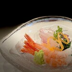 鮨 難波 - ヒラメと甘エビ。 ものすごく美しい。 これが富山のどこにでもある魚なの？ ヒラメはバッキバキのアスリートの筋肉のような弾力。 とびっきりの鮮度を感じさせる食感。 熟成熟成言うてる熟成信者どもを大内刈りでなぎ倒すほどの圧倒的な旨味。 品のある香りの余韻が嚥下後も長く続きます。