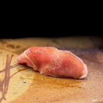 鮨 難波 - 大トロ。 真冬の日本近海の大型のマグロほどではないにしろ、脂がとろけて口腔内を支配する大トロ。 旨いなぁ。