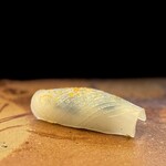鮨 難波 - イカ。 イカのこの透き通り加減が美しくかつエロいですなぁ。 中に薬味をはさんで柑橘の擦り下ろしを振る、いつもの難波さん流。