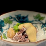 鮨 難波 - ホタルイカ蒸し 炙ったより、漬けたより、実は蒸しが一番好き。 上品で柔らかな自家製の酢味噌が素晴らしい味わいに仕立ててくれます。 大きくてプックプクのホタルイカ、こんなに小さいのに、なんでこんなに旨いの！