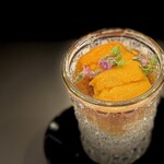 288097919 - ウニとカニ。 美しいガラスの器を満たすのは、小さめのカニなら一杯分は軽くあるであろう、ぎっしりと詰め込まれたズワイガニの身。 その上に優しいポン酢のジュレ、そしてウニ。 小さいながらも強烈に贅沢な一品からスタート。