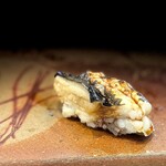 鮨 難波 - アナゴ。 難さんのアナゴはどちらかというとブサイクなんですが、ちゃんと竹の葉で包んで炙った手がかけられたもの。 崩壊寸前系の一歩手前を温かいうちにどうぞ。