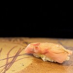 鮨 難波 - クロムツ。 ぺたりと舌にからみつく柔らかい食感にわずかに甘く透明感のある脂が特徴のクロムツ。 富山湾は今、アカムツ（のどぐろ）のいいのが不足してるそう。 のどぐろの影に隠れた感ありのクロムツですが、改めて食べてみればとっても鮨向きな旨い魚。