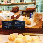 Ｂｒｅａｄ Ｃｒａｆｔ　オオウラ - 食パンを切ってくれてます。