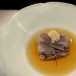 鮨 難波 - ホタルイカ生。 漬けてもないし、茹でてもない、内臓を取り除いた生。 実は初めて。 漬けてとろとろになったのは異なり、小さいながらもイカのパツッとしてプルッとした食感が味わえます。 獲れたてだからこそ、地元だからこその料理。